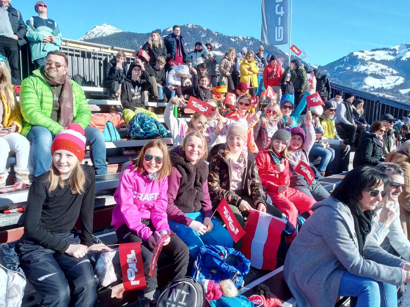 2020-01-22 Hahnenkamm Tribüne Schüler auf VIP-Tribüne