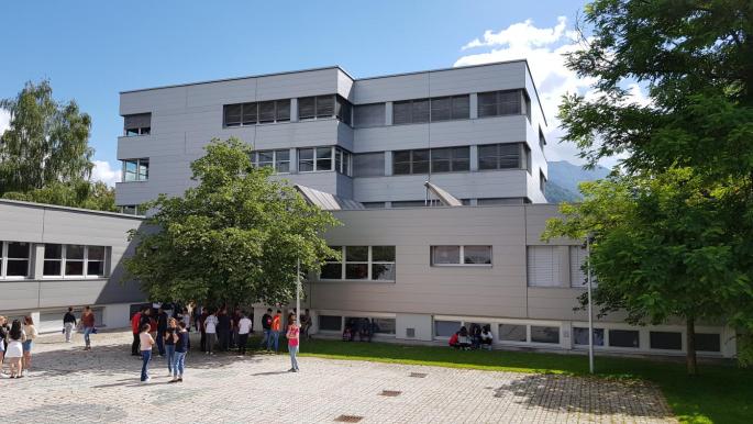 Schulgebäude im Juli