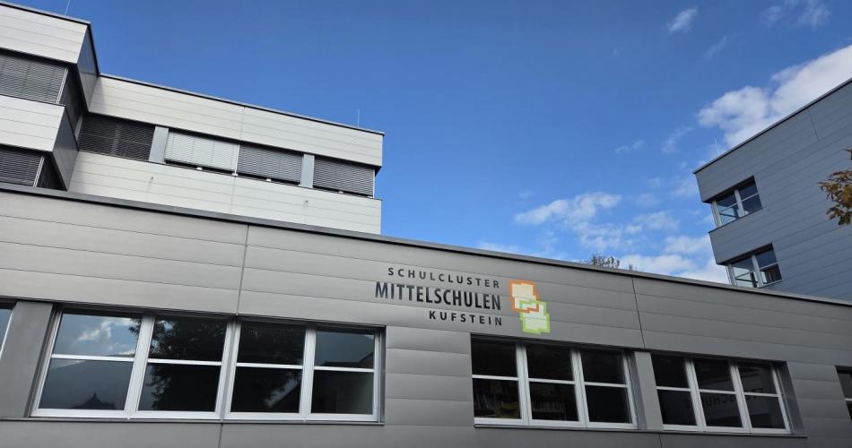 Schulcluster Logo Fassade